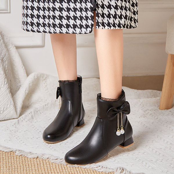 Παιδικά έκο δερμάτινα μποτάκια με τακούνι 2,5 cm και διακοσμητική κορδέλα και μεταλλικό στοιχείο