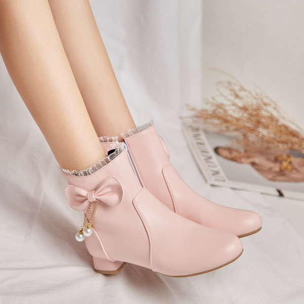 Παιδικά έκο δερμάτινα μποτάκια με τακούνι 2,5 cm και διακοσμητική κορδέλα και μεταλλικό στοιχείο