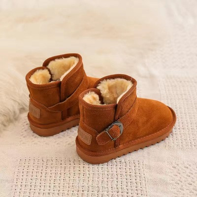 Μοντέρνες παιδικές μπότες σε διαφορετικά μοντέλα με επίπεδη σόλα