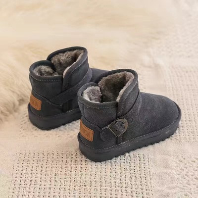 Μοντέρνες παιδικές μπότες σε διαφορετικά μοντέλα με επίπεδη σόλα