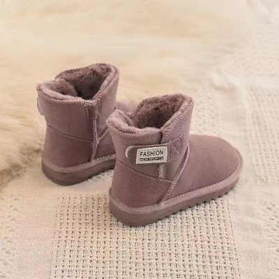 Μοντέρνες παιδικές μπότες σε διαφορετικά μοντέλα με επίπεδη σόλα