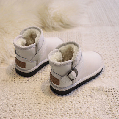 Μοντέρνες παιδικές μπότες σε διαφορετικά μοντέλα με επίπεδη σόλα