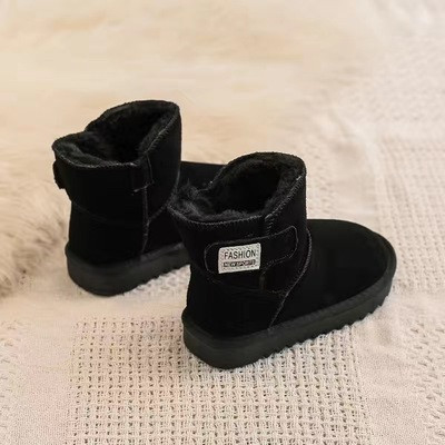 Μοντέρνες παιδικές μπότες σε διαφορετικά μοντέλα με επίπεδη σόλα