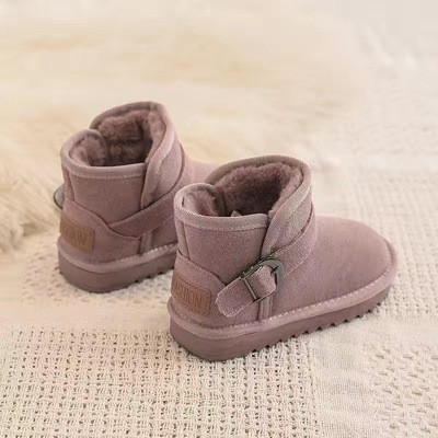 Μοντέρνες παιδικές μπότες σε διαφορετικά μοντέλα με επίπεδη σόλα