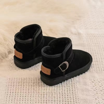 Μοντέρνες παιδικές μπότες σε διαφορετικά μοντέλα με επίπεδη σόλα