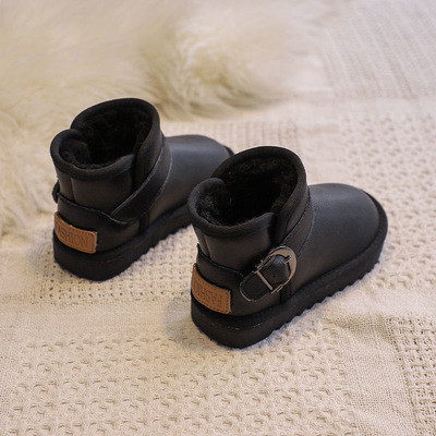 Μοντέρνες παιδικές μπότες σε διαφορετικά μοντέλα με επίπεδη σόλα