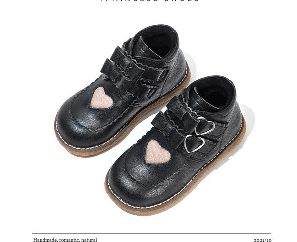 Νέο μοντέλο παιδικές μπότες με κορδέλες