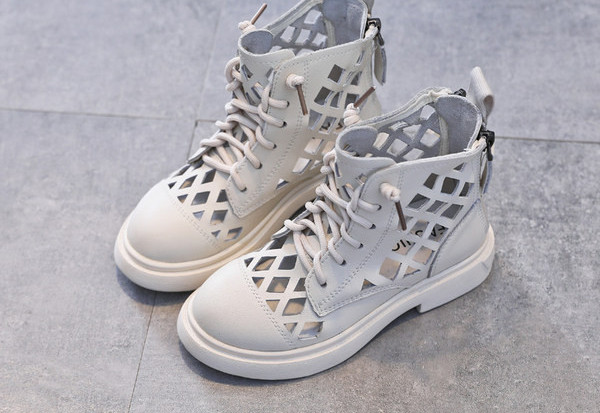 Παιδικές μπότες με κορδόνια σε πολλά χρώματα