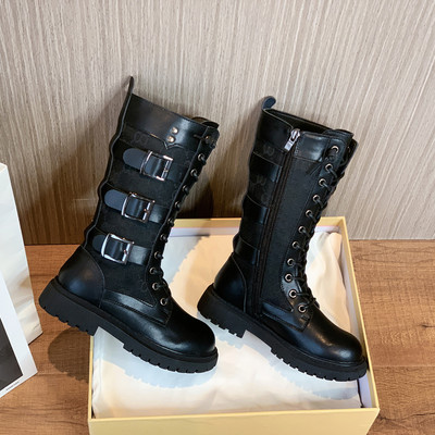 Μοντέρνες μπότες με αγκράφα και αλυσίδα