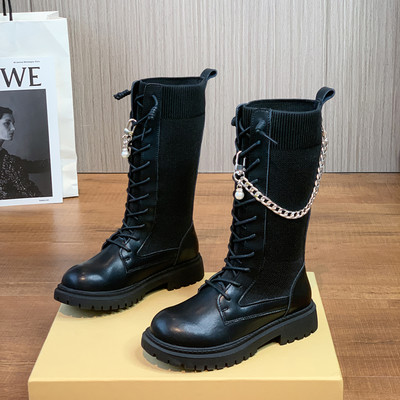 Μοντέρνες μπότες με αγκράφα και αλυσίδα