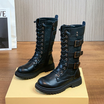 Μοντέρνες μπότες με αγκράφα και αλυσίδα