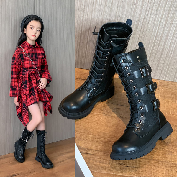 Μοντέρνες μπότες με αγκράφα και αλυσίδα