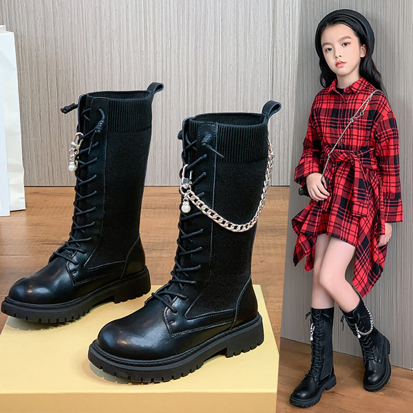 Μοντέρνες μπότες με αγκράφα και αλυσίδα