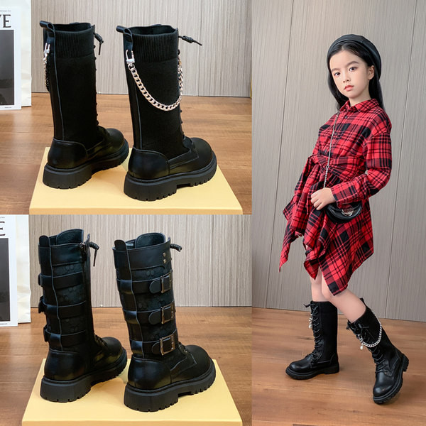 Μοντέρνες μπότες με αγκράφα και αλυσίδα