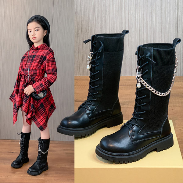 Μοντέρνες μπότες με αγκράφα και αλυσίδα