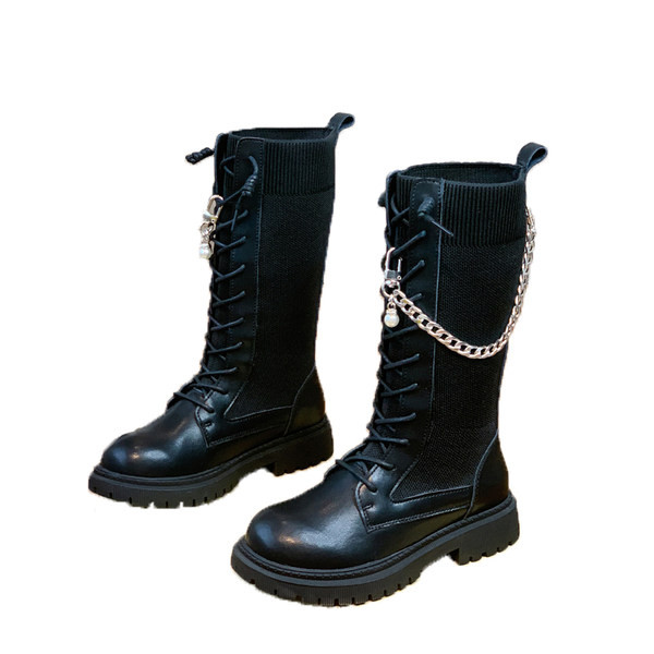Μοντέρνες μπότες με αγκράφα και αλυσίδα