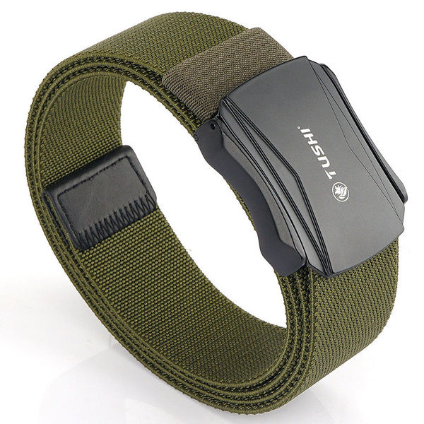 Modern férfi rugalmas öv csattal és felirattal