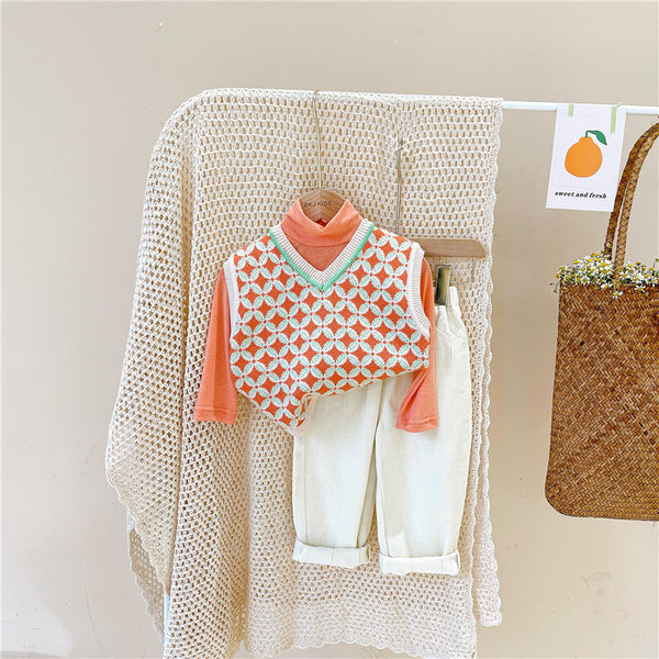 Stílusos gyerek szett háromrészes nadrágblúzból és mellényből