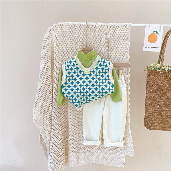 Stílusos gyerek szett háromrészes nadrágblúzból és mellényből