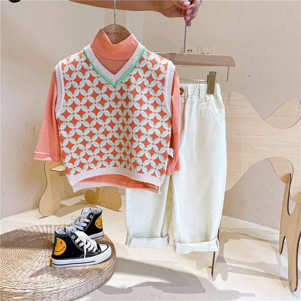 Stílusos gyerek szett háromrészes nadrágblúzból és mellényből