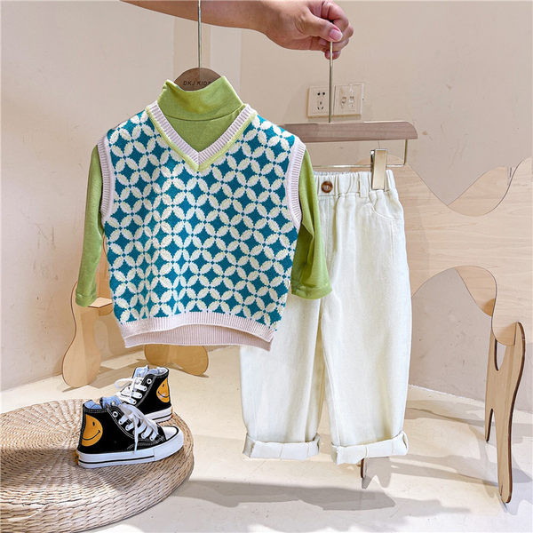 Stílusos gyerek szett háromrészes nadrágblúzból és mellényből