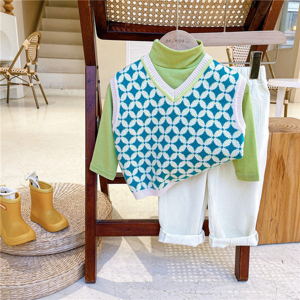 Stílusos gyerek szett háromrészes nadrágblúzból és mellényből