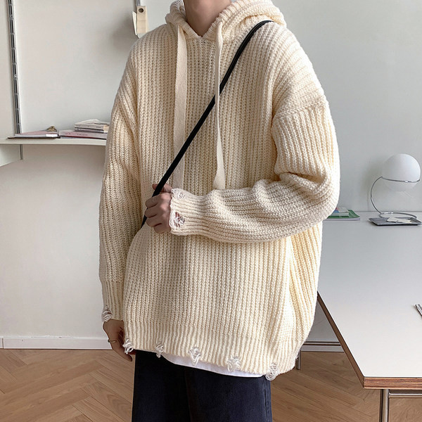 Kapucnis, szakadt hatású férfi pulóver