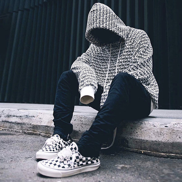 Napi pulóver kapucnival és nyakkendővel