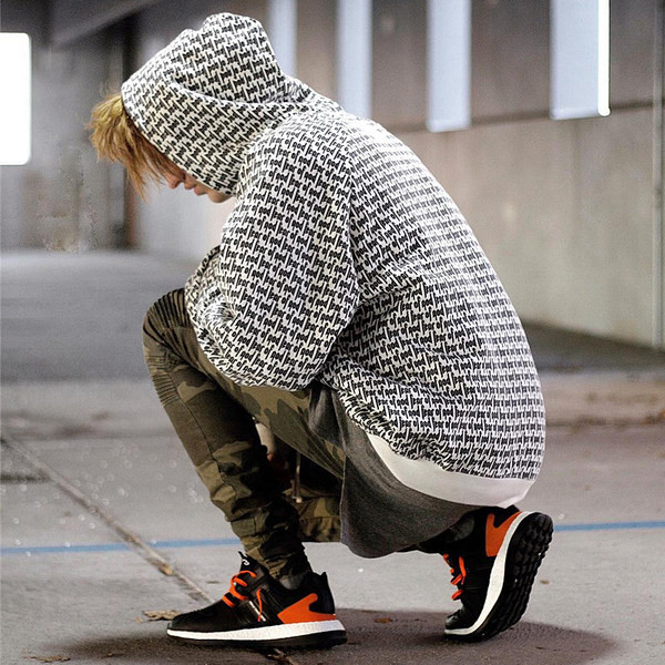 Napi pulóver kapucnival és nyakkendővel