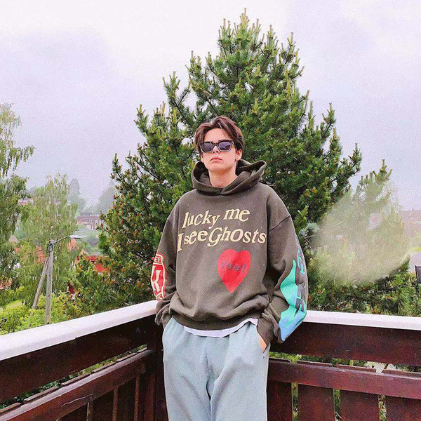 Ανδρικό φούτερ απλικέ και κουκούλα