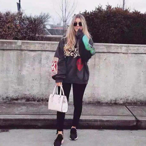 Ανδρικό φούτερ απλικέ και κουκούλα