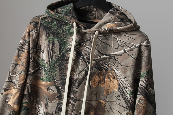 Modern férfi pulóver kapucnival és nyakkendővel