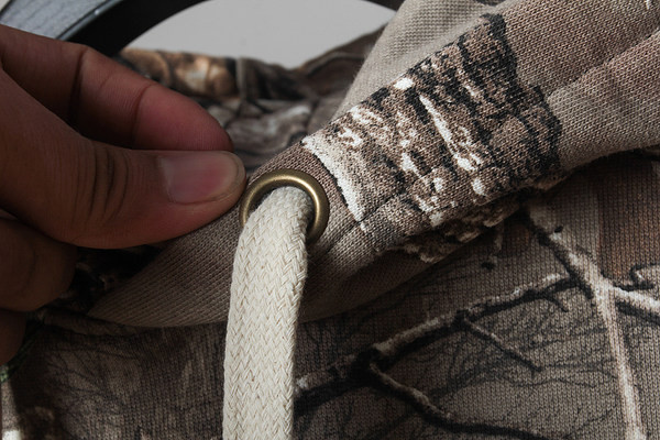 Modern férfi pulóver kapucnival és nyakkendővel