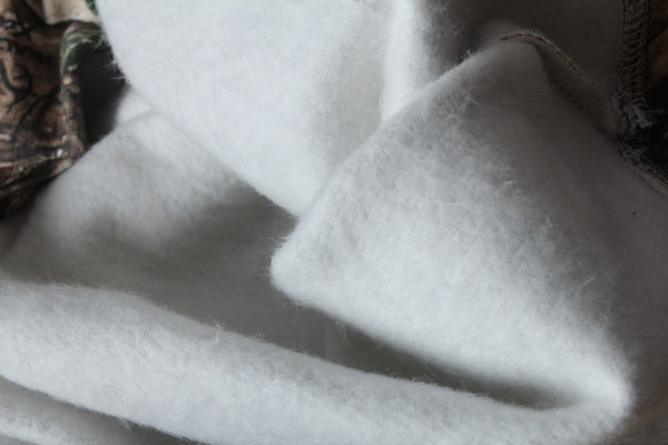 Modern férfi pulóver kapucnival és nyakkendővel