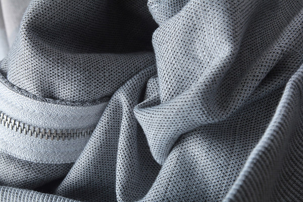 Férfi pulóver cipzárral és kapucnival szürke színben