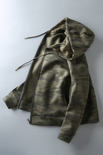 Ανδρικό φούτερ με κουκούλα σε χρώμα παραλλαγής