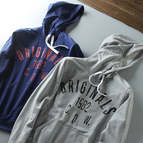 Férfi pulóver kapucnival és felirattal - két színben