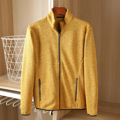 Férfi pulóver alacsony gallérral és cipzárral