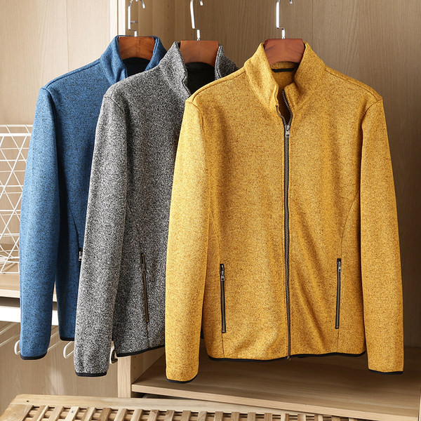 Férfi pulóver alacsony gallérral és cipzárral