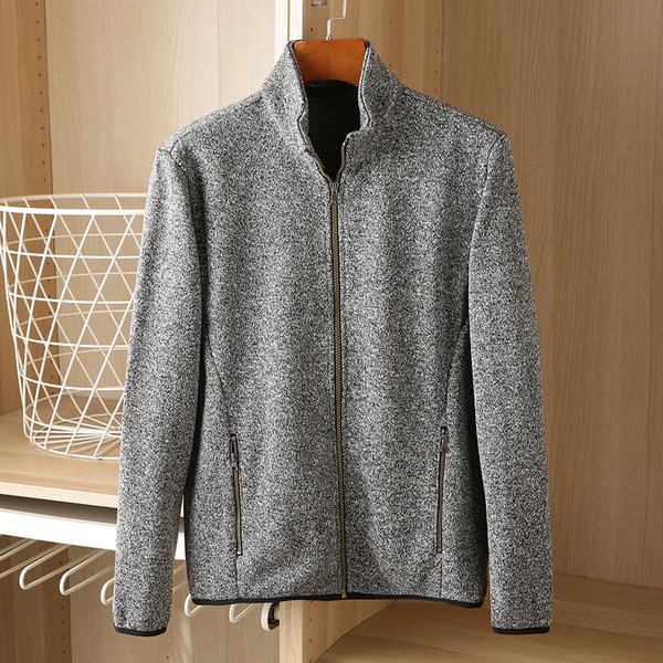 Férfi pulóver alacsony gallérral és cipzárral