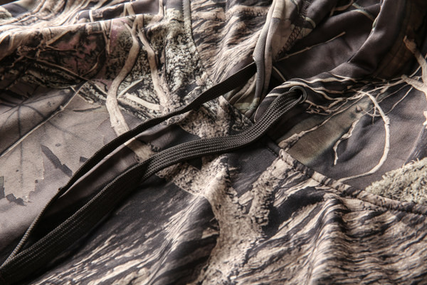 Férfi pulóver kapucnival és zsebbel