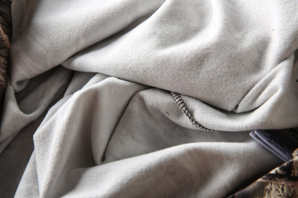 Férfi pulóver kapucnival és zsebbel