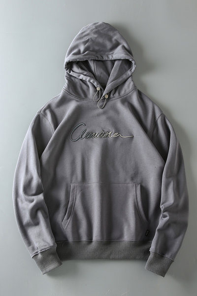 Hanorac cu broderie si buzunar frontal in trei culori