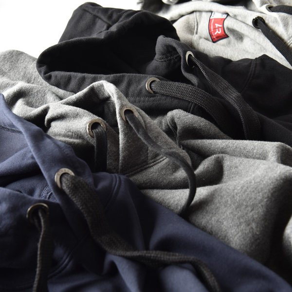 Férfi sportpulóver kapucnival és zsebbel