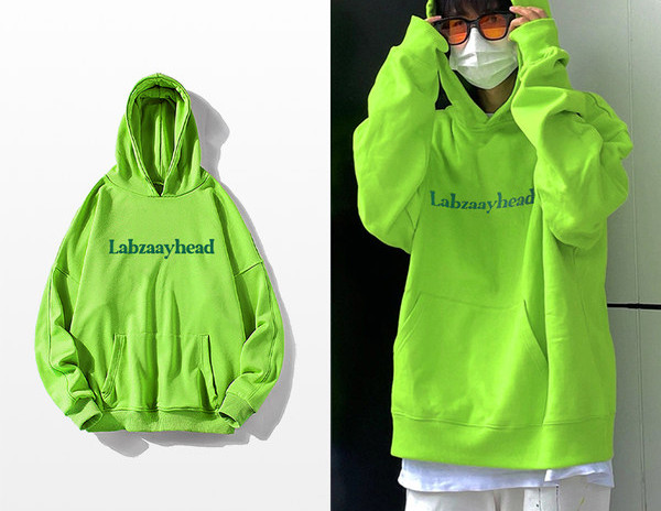 Férfi pulóver felirattal és kapucnival - többféle színben