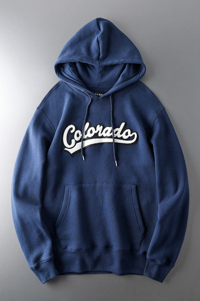 Ανδρικό αθλητικό φούτερ με κουκούλα και κεντητή επιγραφή