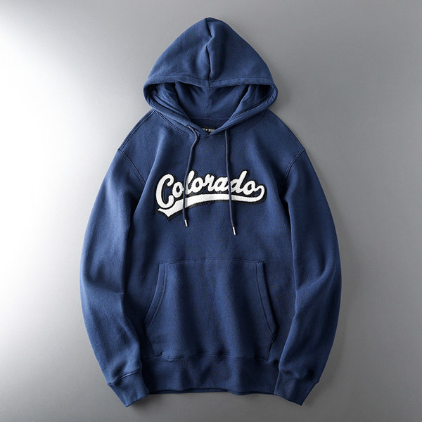 Ανδρικό αθλητικό φούτερ με κουκούλα και κεντητή επιγραφή