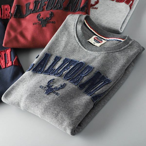 Ανδρική μπλούζα με επιγραφή και οβάλ λαιμόκοψη