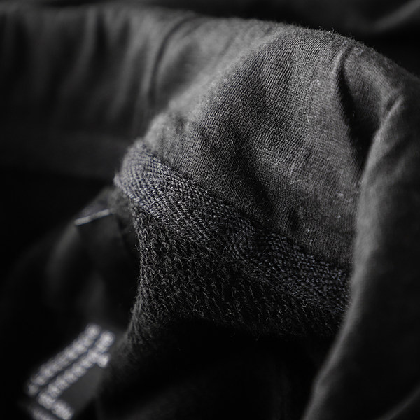 Ежедневен мъжки суичър с надпис и качулка в черен цвят