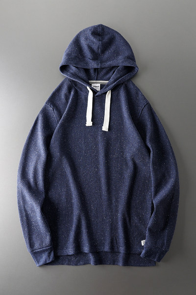 Egyszínű hétköznapi pulóver kapucnival és nyakkendővel